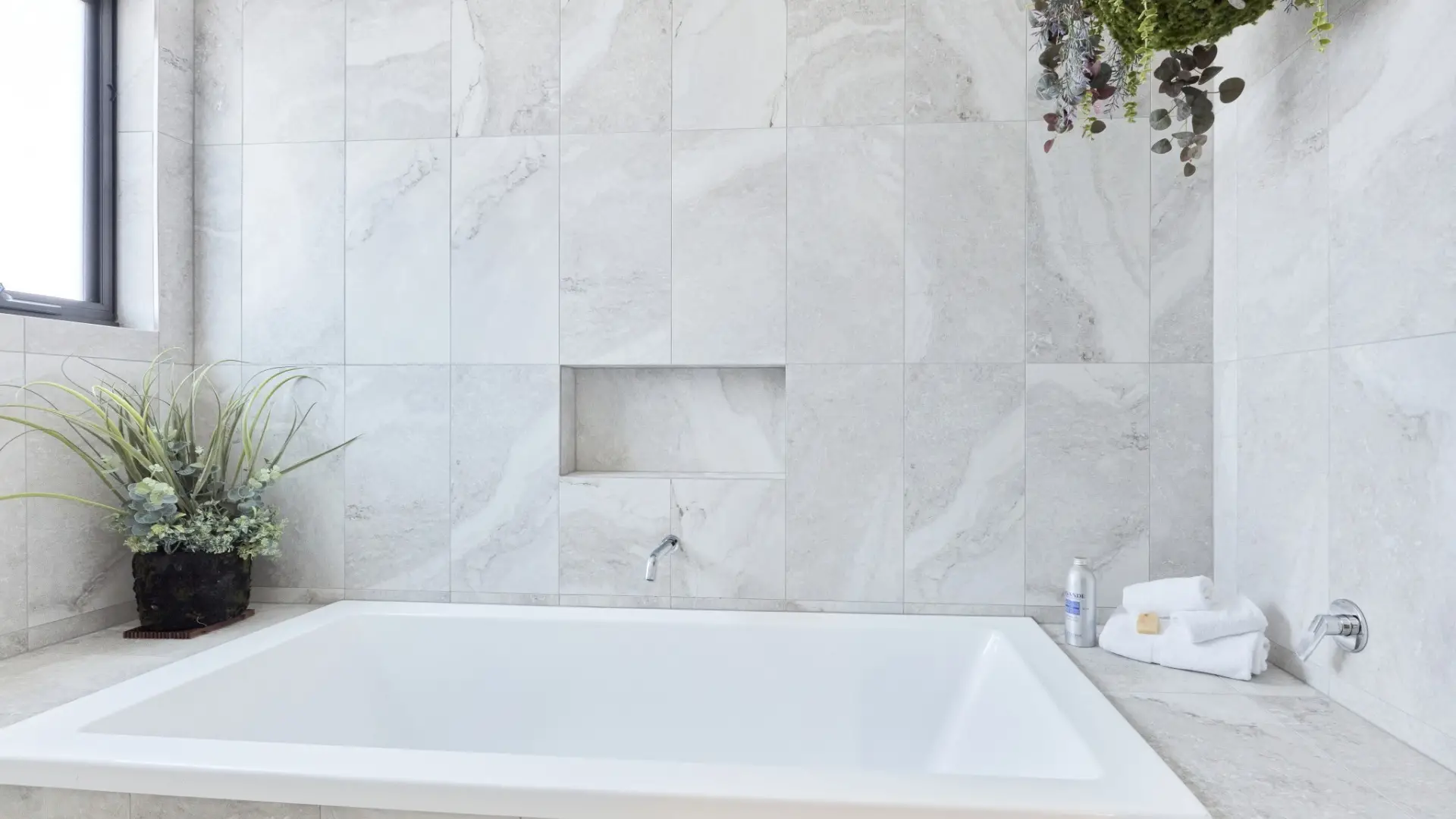 Large Bath with tiled hob