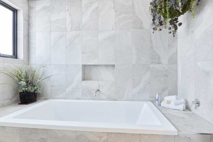Modern Tiled Bathtub with Tiled Shelves and Niche