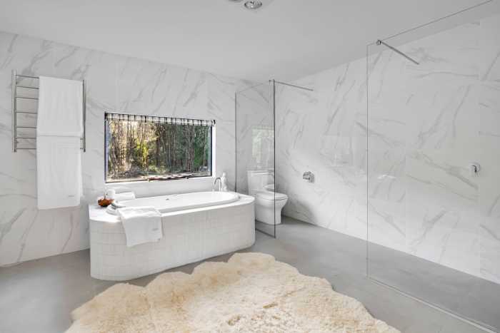 Luxurious Tiled Surround Bathtub and Walk-in Shower