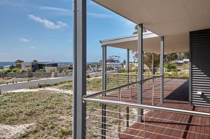 Stainless Steel Deck Balustrade with Overhanging Roof